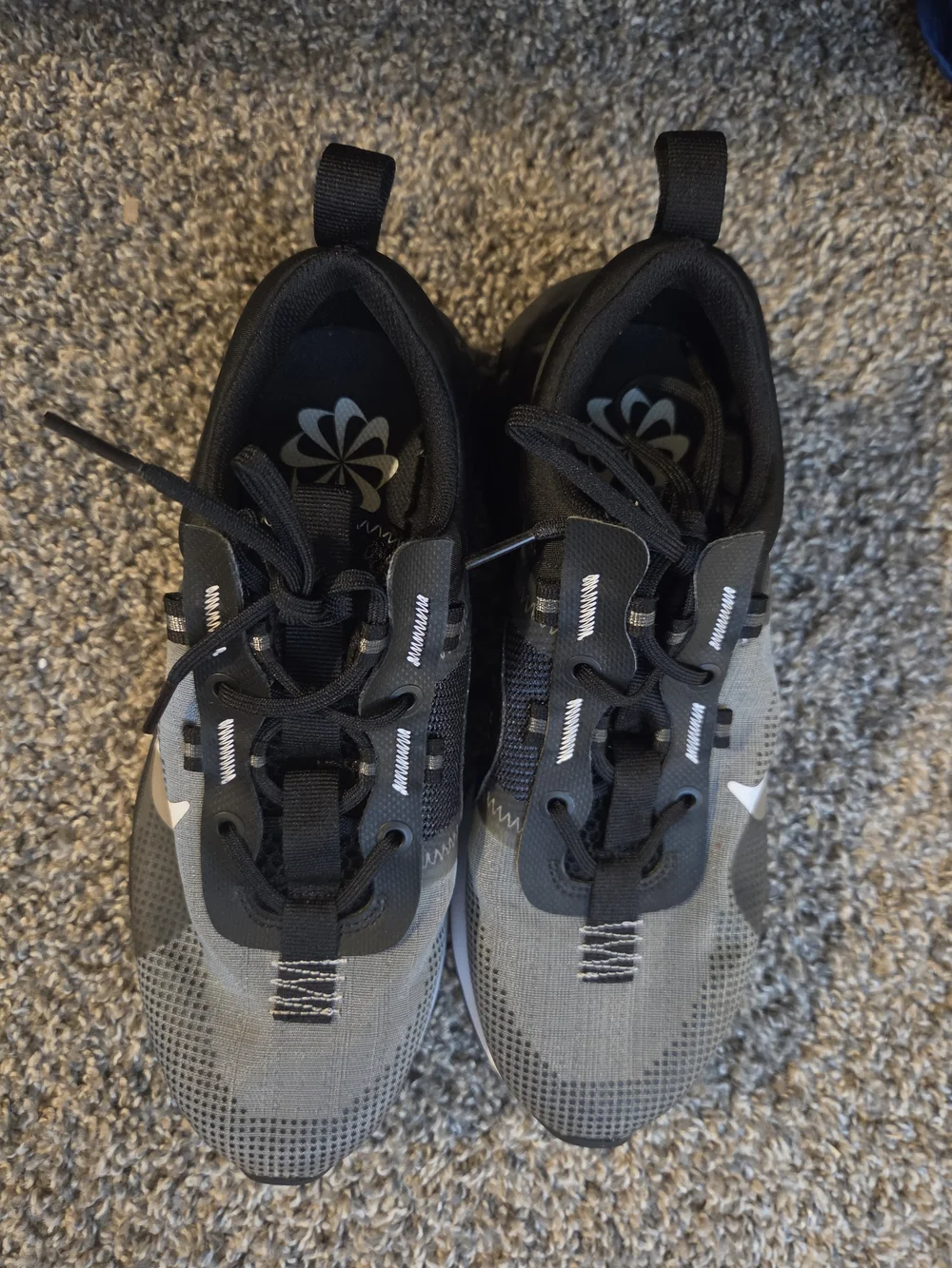 Nike Air Max Black & White Runner - Visible Swoosh. Size 7 Youth.